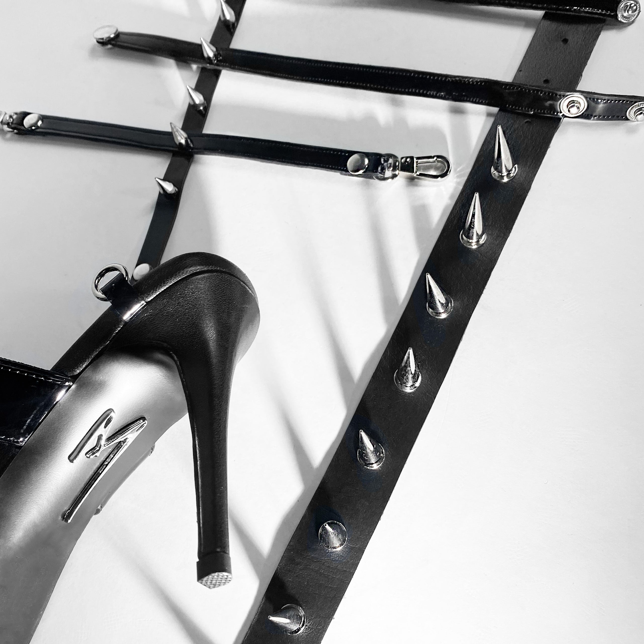 Attache de sangle à pointes